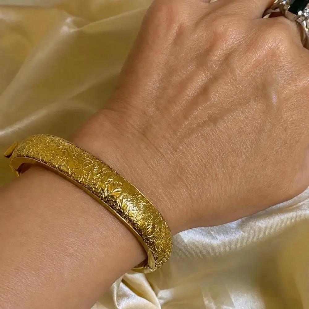 Beautiful Vintage Monet gold tone hinged Floral design bangle bracelet No Scuffs